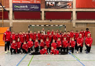 Neue Trainingsazüge für die männliche E- und D-Jugend Neue Trainingsazüge für die männliche E- und D-Jugend